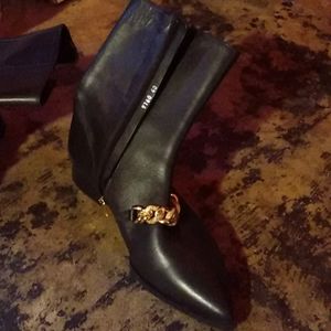 MA & Lo Womens boots with gorgeous gold chain